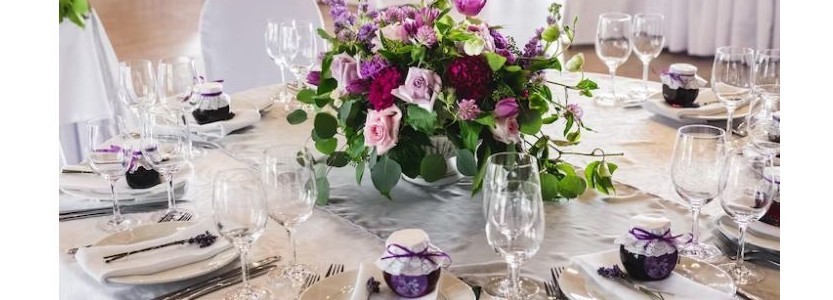 Chemin de table intissé rose pas cher pour deco table mariage fêtes